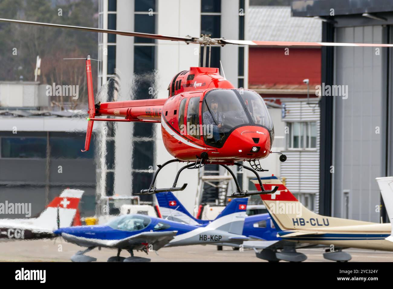 Bell 505 Jet Ranger X Hubschrauber von Mountain Flyers Ankunft am Flughafen Bern-Belp. Bern, Schweiz - 27. Februar 2024 Stockfoto