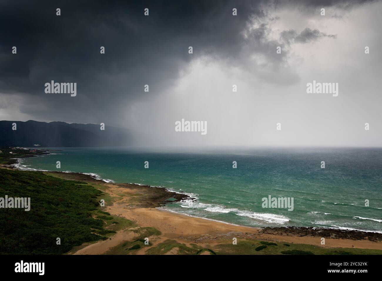Stürmische Wolken und Regen nahe dem Strand Stockfoto