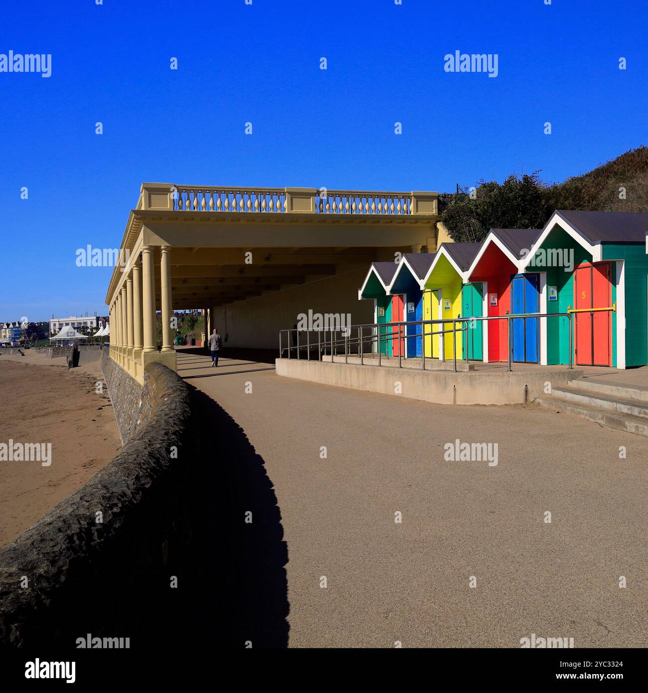 Einer der Pavillons und farbenfrohen Strandhütten, Whitmore Bay, Barry Island, Cardiff, Südwales, UK. Vom Oktober 2024. Herbst Stockfoto