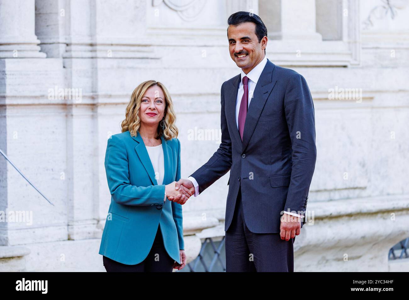 Rom, Italien. Oktober 2024. Premierminister Giorgia Meloni und der Emir von Katar Scheich Tamim bin Hamad al-Thani während des Treffens in der Villa Pamphilj, Rom, Montag, 21. Oktober 2024 (Foto: Roberto Monaldo/LaPresse) Credit: LaPresse/Alamy Live News Credit: LaPresse/Alamy Live News Stockfoto