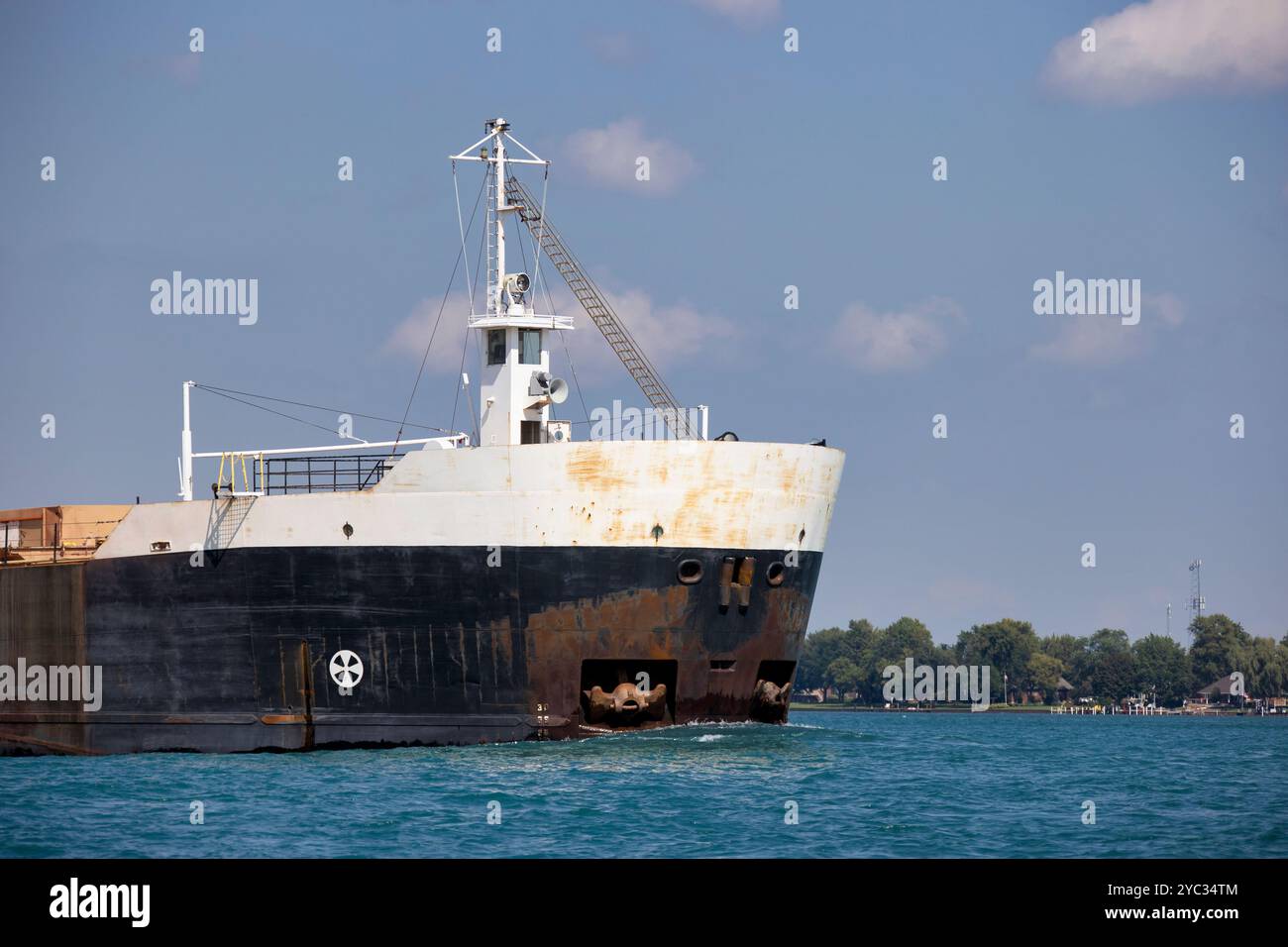 Der Bug eines Frachters, der auf dem St. Clair River unterwegs ist. Stockfoto