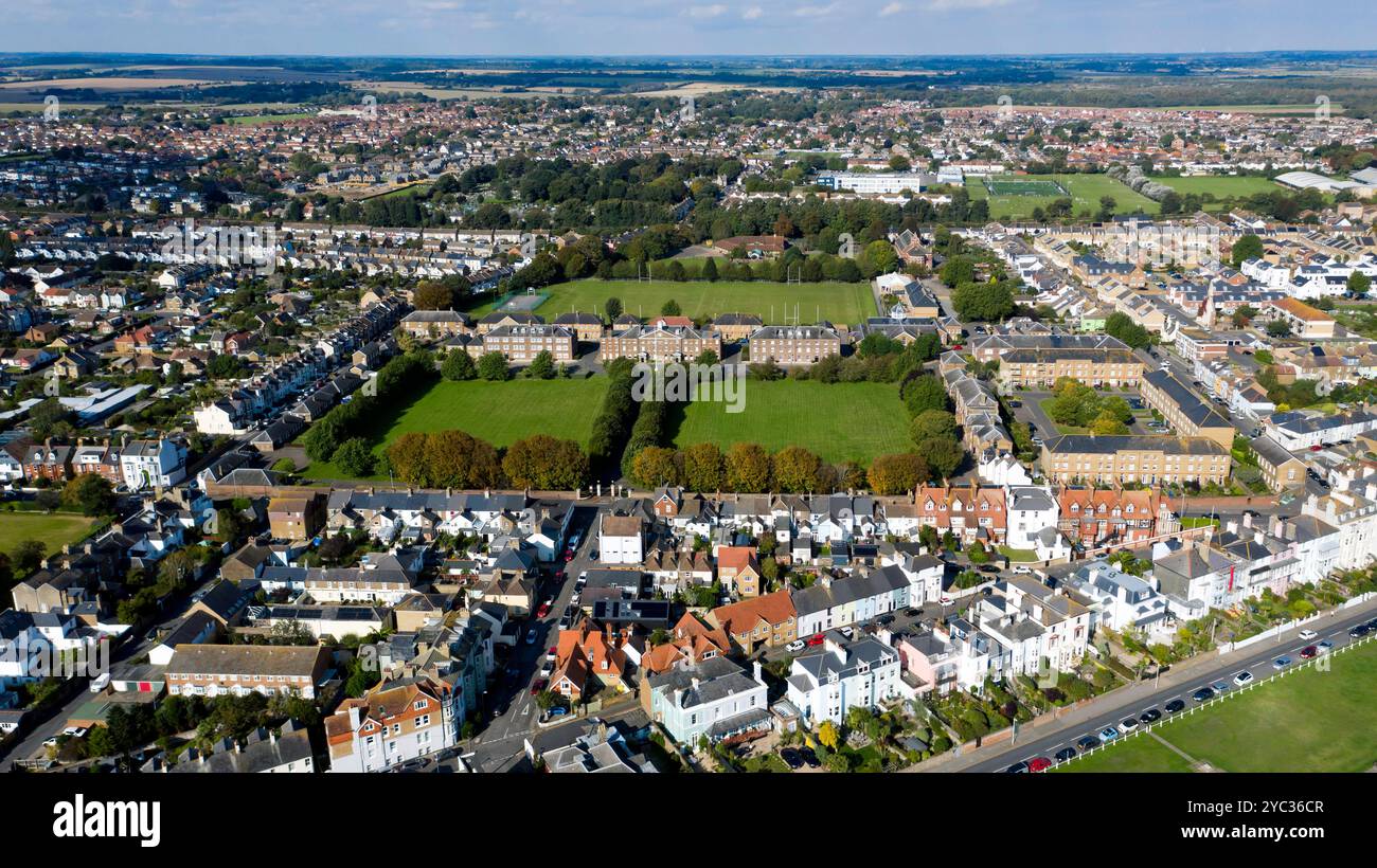 Aus der Vogelperspektive von Admiralty Mews (ehemals East Barracks), von Walmer Beach, Walmeer, Deal, Kent. Stockfoto