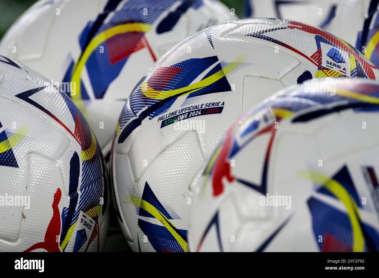 Das Logo der italienischen Fußballliga „Lega Serie A“ ist während des Fußballspiels der Serie A zwischen AS Roma und dem FC Internazionale im Olimpico-Stadion in Rom (Italien) am 20. Oktober 2024 auf einem offiziellen Liga-Ball aufgedruckt. Stockfoto