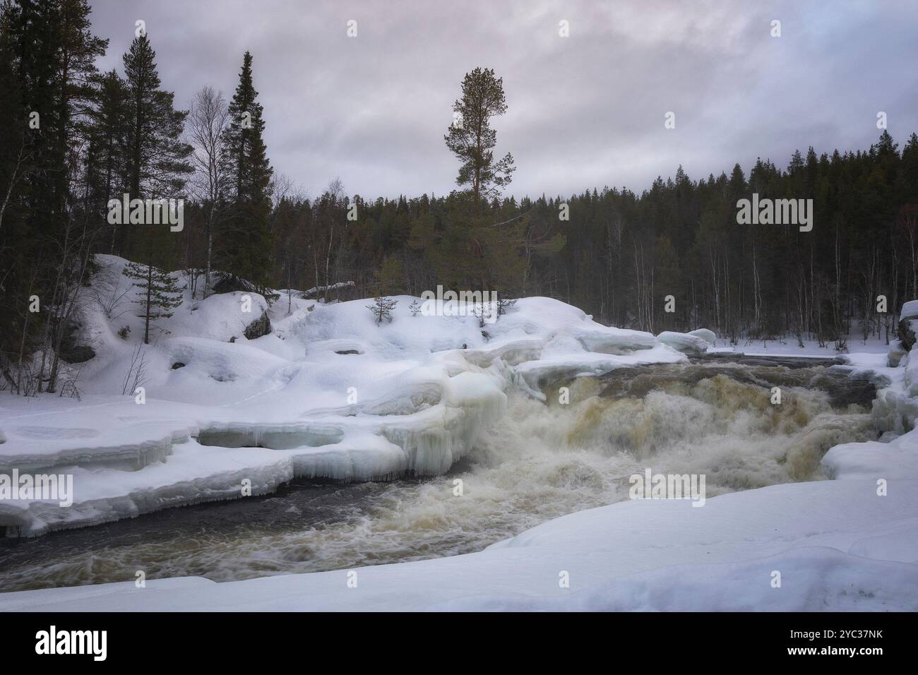 Winterlandschaft mit Wasserfall und Schnee. Russland, Karelien Stockfoto