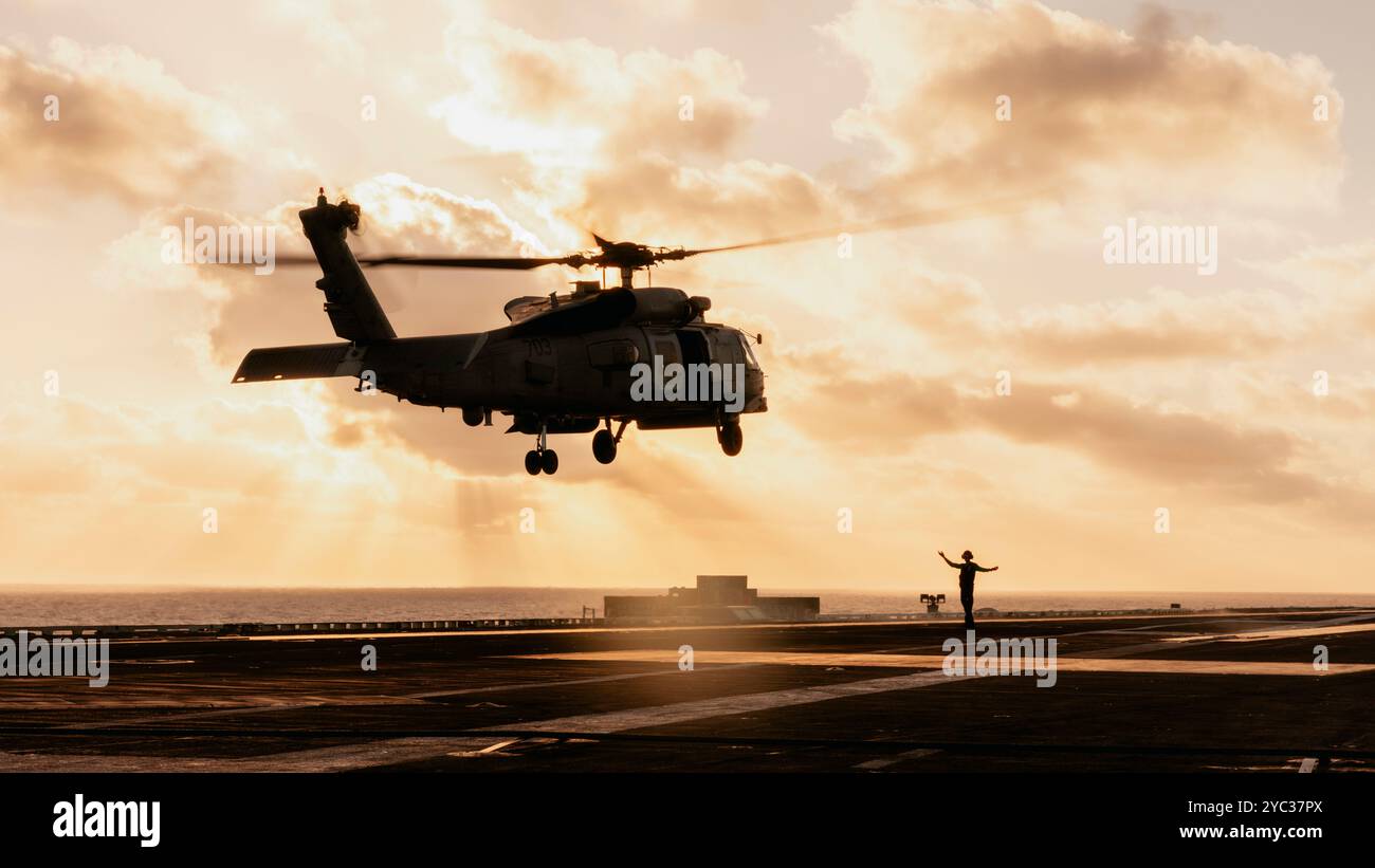 Eine MH-60R Seahawk, die an die Saberhawks der Helicopter Maritime Strike Squadron (HSM) 77 angeschlossen ist, landet auf dem Flugdeck von Flugzeugwagen der Nimitz-Klasse Stockfoto