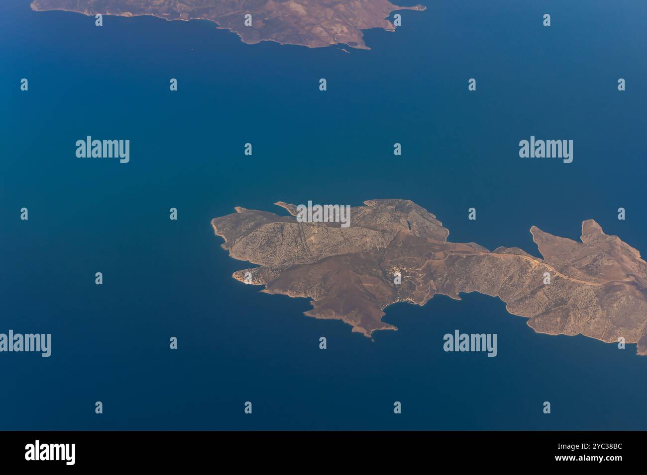 Aus der Vogelperspektive der Insel Tilos, Griechenland in der nordöstlichen Ägäis Stockfoto