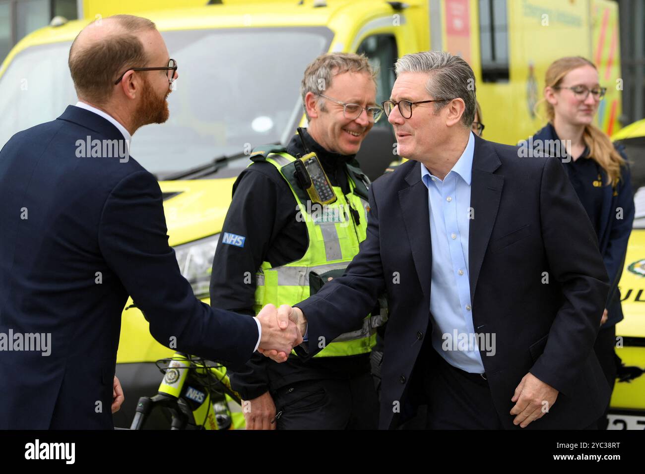 Keir Rutherford Premierminister Sir Keir Starmer schüttelt einem Mitglied des London ...