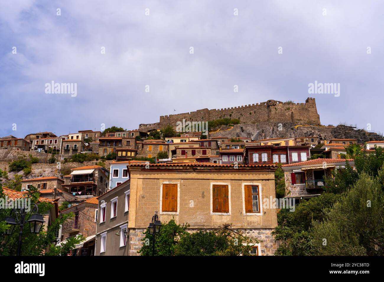 Molyvos Castle Mithymna (oder Methymna) ist eine Stadt und ehemalige Gemeinde auf der Insel Lesbos in der nördlichen Ägäis in Griechenland. Vor 1919 war der offizielle Name Stockfoto