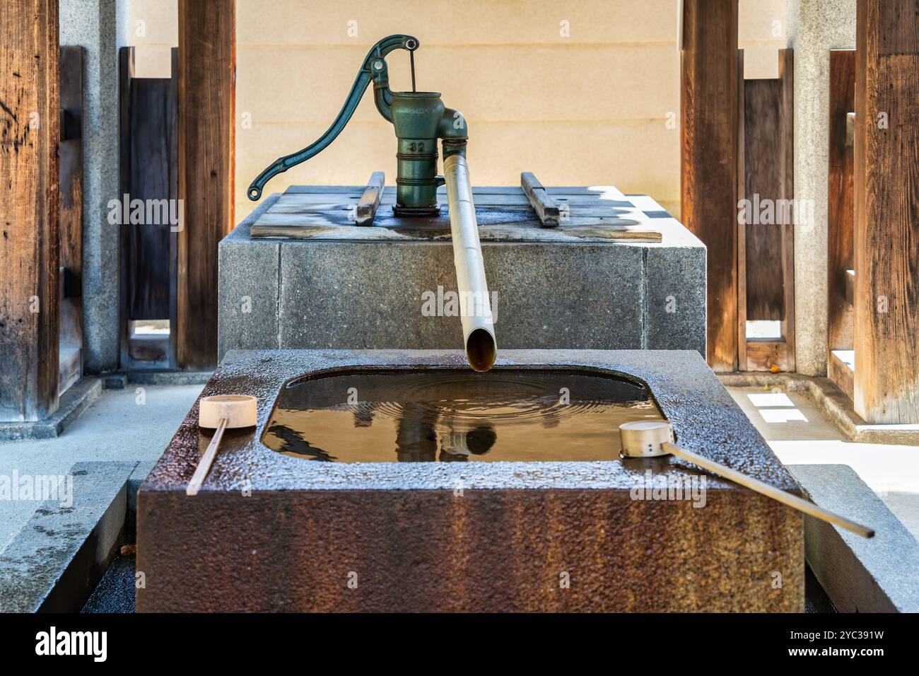 Wasserbrunnen zur Reinigung, genannt Tmizuya in einem Shinto-buddhistischen Tempel in Osaka, Japan. Stockfoto