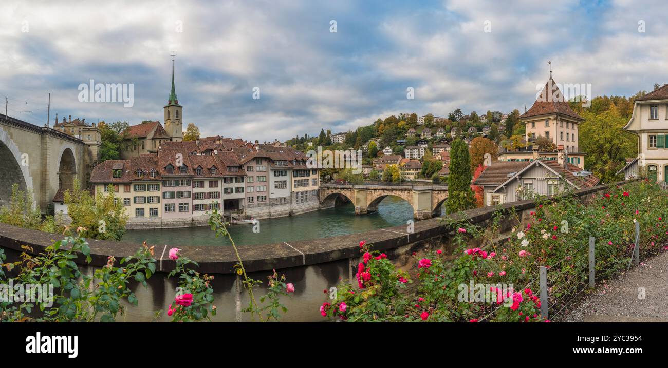 Bern (Bern) Schweiz Panorama die Skyline der Stadt in der Altstadt und der Aare in der Herbstsaison Stockfoto