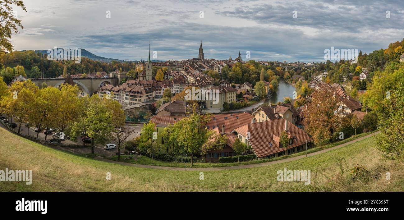 Bern (Bern) Schweiz Panorama die Skyline der Stadt in der Altstadt und der Aare in der Herbstsaison Stockfoto