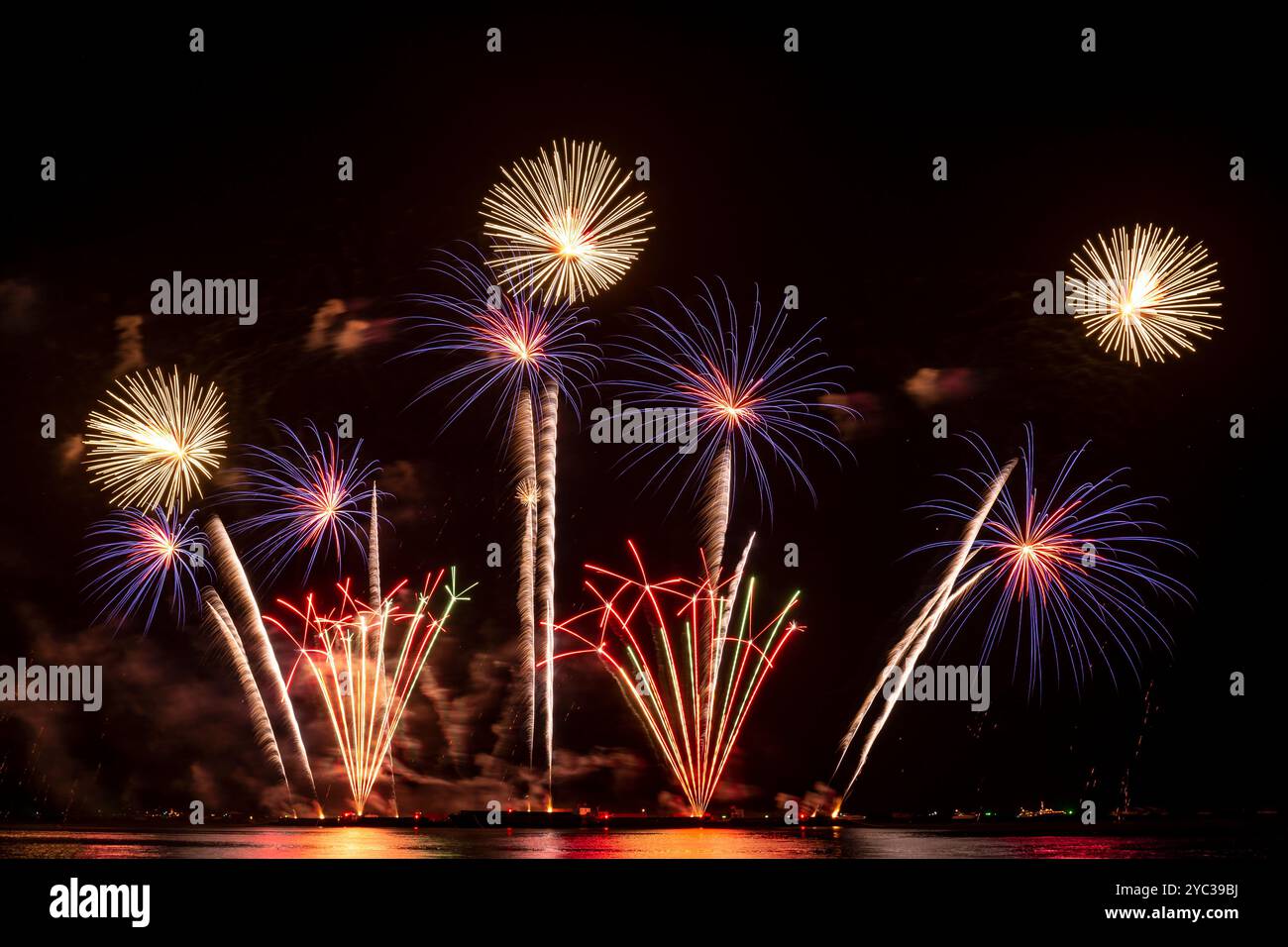 Echtes Feuerwerk-Fest, buntes Neujahrsfeuerwerk Stockfoto