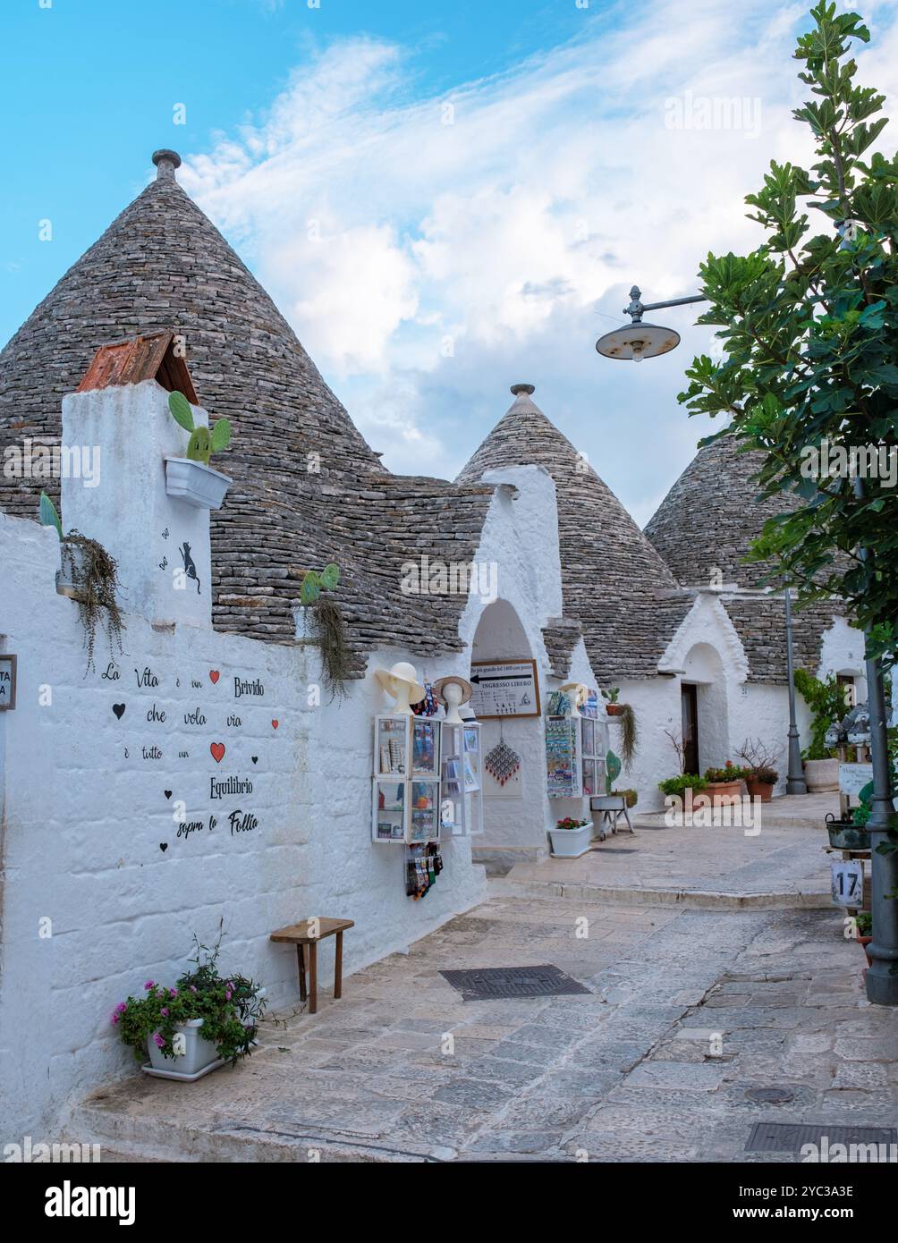 Alberobello Italien 18. September 2024 Erkunden Sie die bezaubernden Straßen eines traditionellen apulischen Dorfes, in dem berühmte Trullihäuser stolz inmitten l Stockfoto