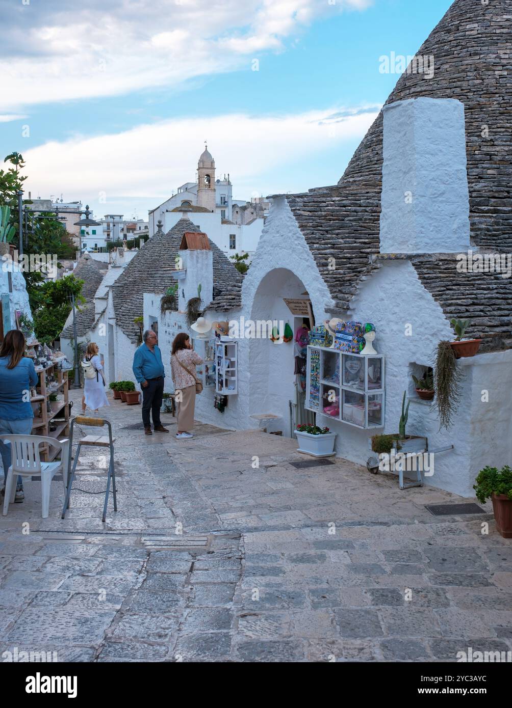 Alberobello Italien 18. September 2024 schlendern Sie durch die malerischen Gassen von Apulien, Italien, wo traditionelle Trulli-Häuser lokale Kunst und Kunsthandwerk zeigen Stockfoto