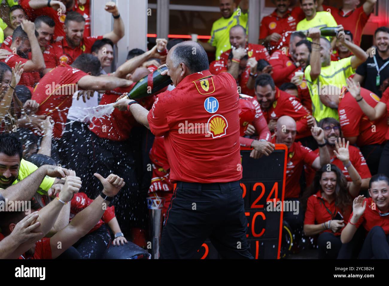 Austin, USA. Oktober 2024. Frédéric Vasseur sprüht sein Team mit Champagner, während Scuderia Ferrari am 20. Oktober 2024 ihre Siege beim Formel 1 Pirelli United States Grand Prix vom Turm in Austin, Texas, feiert. (Foto: Stephanie Tacy/SIPA USA) Credit: SIPA USA/Alamy Live News Stockfoto