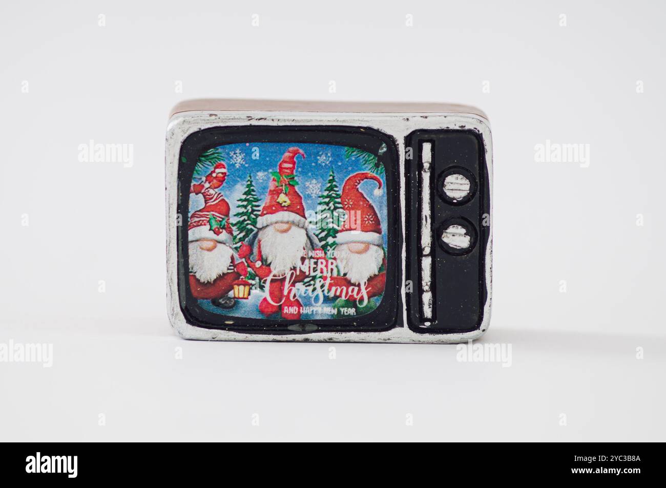 Weihnachtsmann und Weihnachtsbäume auf schwarzem Bildschirm des Retro-fernsehers mit weißem Rahmen auf weißem Hintergrund. Surreales Konzept für Weihnachts- und Neujahrsfilme. Stockfoto