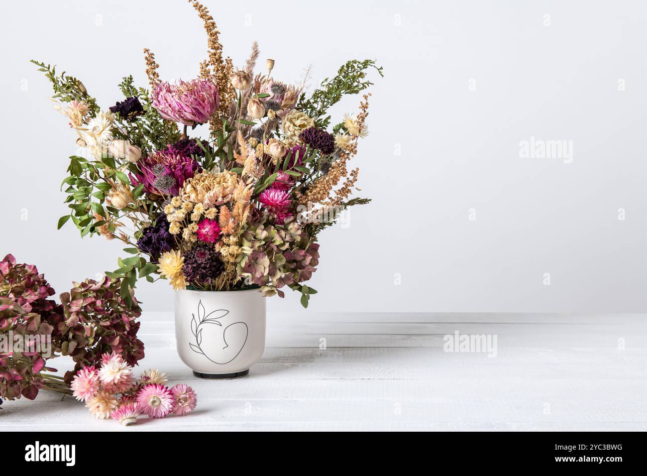 Anordnung mit getrockneten Blumen. Nachhaltige Floristik. Wohnkultur mit getrockneten Blumen. Stockfoto