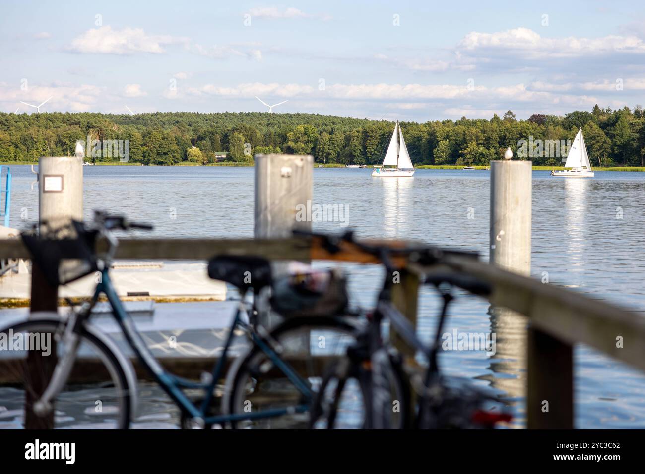 Scharmützelsee Fürstenwalde/Spree, Deutschland - 10.8,2024: Boote fahren auf dem Scharmützelsee. Brandenburg Stockfoto