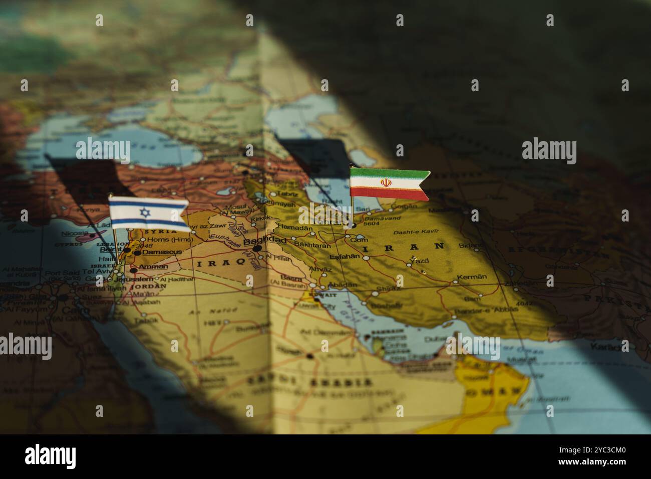 Iran und Israel werden auf der geopolitischen Karte des Nahen Ostens unter Flagge gesetzt. Krise und Krieg zwischen israelischen und iranischen islamischen Republiken. Hochwertige Fotos Stockfoto