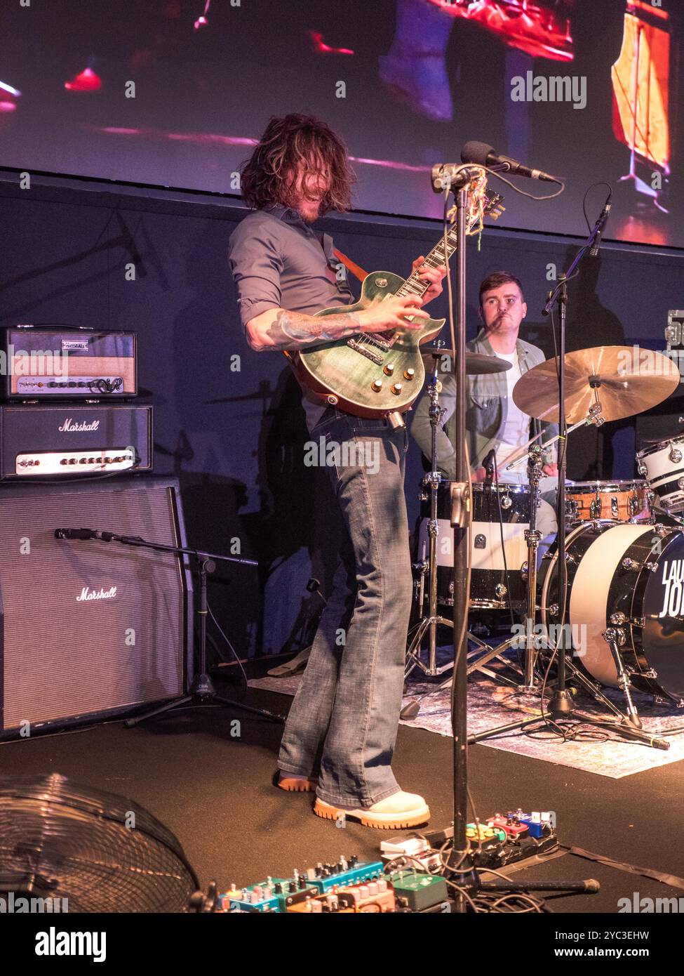Blues-Gitarrist Dom Martin spielt beim Rory Gallagher Guitar Sale in Bonhams Bond St London UK Stockfoto