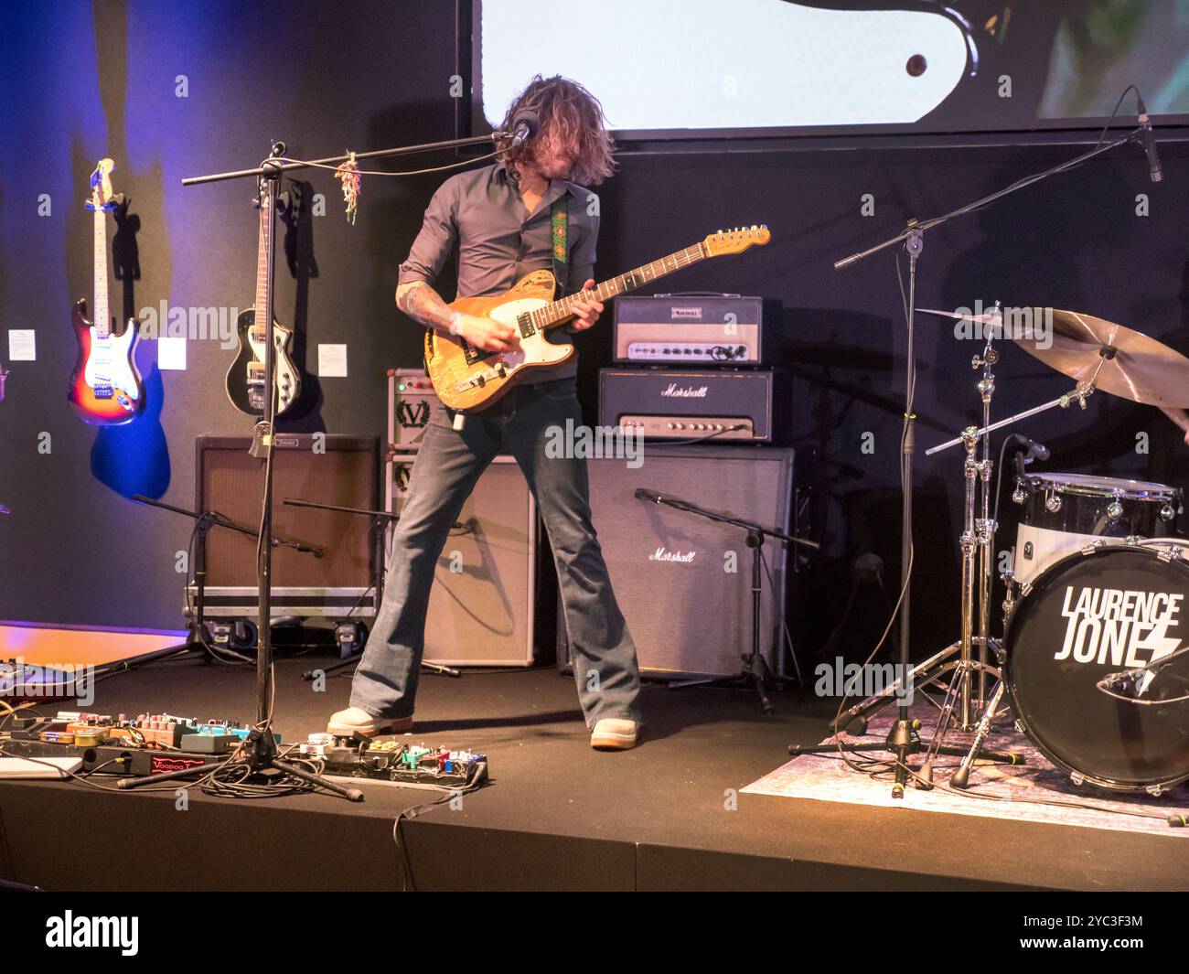 Blues-Gitarrist Dom Martin spielt beim Rory Gallagher Guitar Sale in Bonhams Bond St London UK Stockfoto