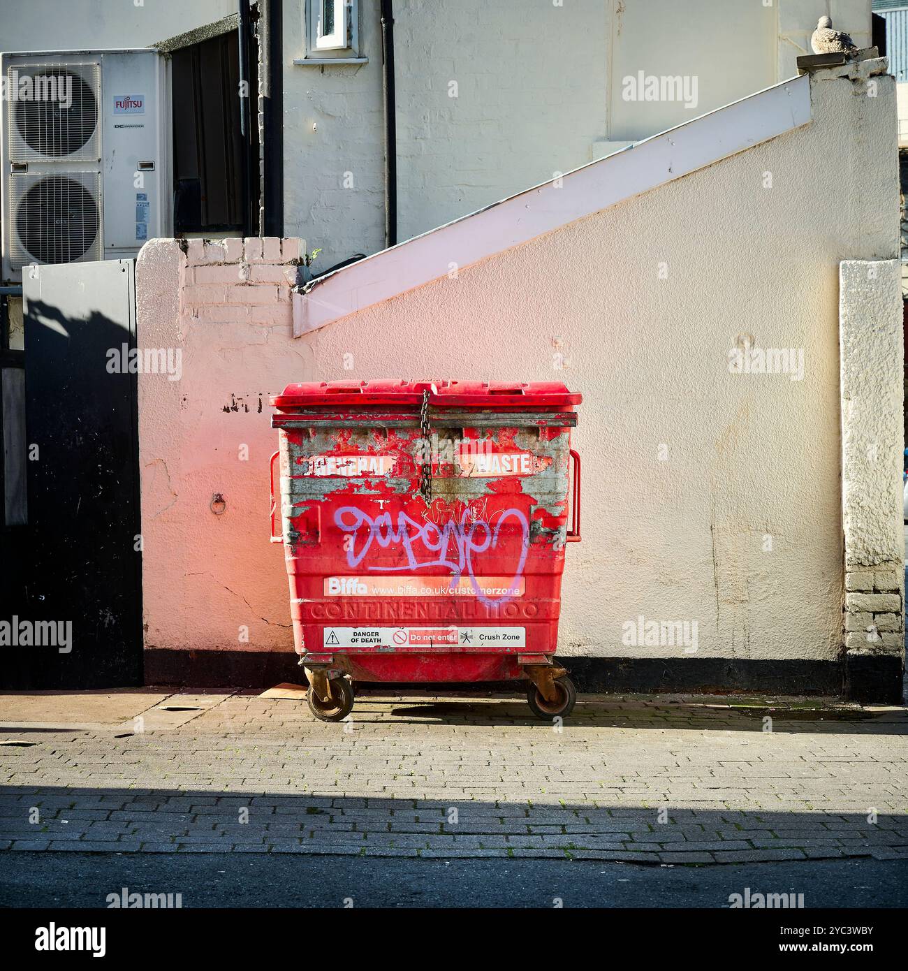 Roter Skip hinter dem Geschäftsgebäude Stockfoto