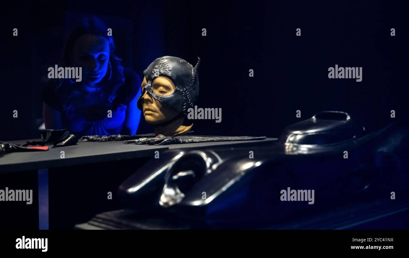 London, Großbritannien. 21. Oktober 2024. Ein Mitarbeiter sieht „Catwoman Kostüm“, 1992, von Bob Ringwood und Mary Vogt für den Film „Batman Returns“, 1992, bei einer Vorschau auf die World of Tim Burton Ausstellung im Design Museum. Tim Burton ist in erster Linie für seine filmische Arbeit bekannt und selbst ein multidisziplinärer Künstler. 600 Objekte aus seinem persönlichen Archiv, die sich über 50 Jahre erstrecken, werden vom 25. Oktober 2024 bis 21. April 2025 in Großbritannien erstmals ausgestellt. Quelle: Stephen Chung / Alamy Live News Stockfoto
