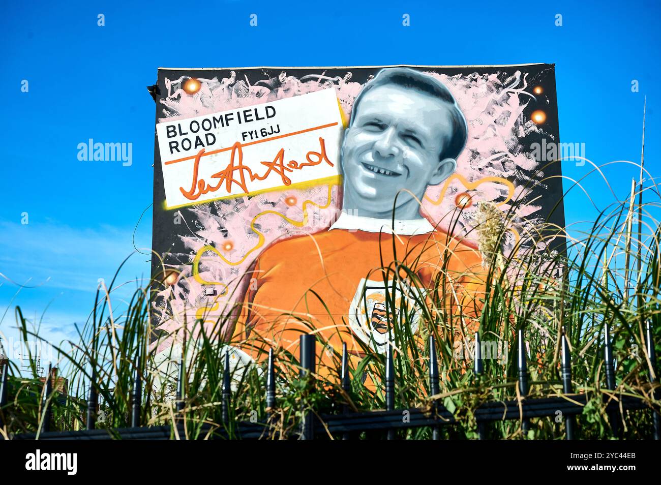 Wandgemälde des verstorbenen Jimmy Armfield vom Künstler Matt Bishop an einer Wand gegenüber dem Blackpool FC Stockfoto