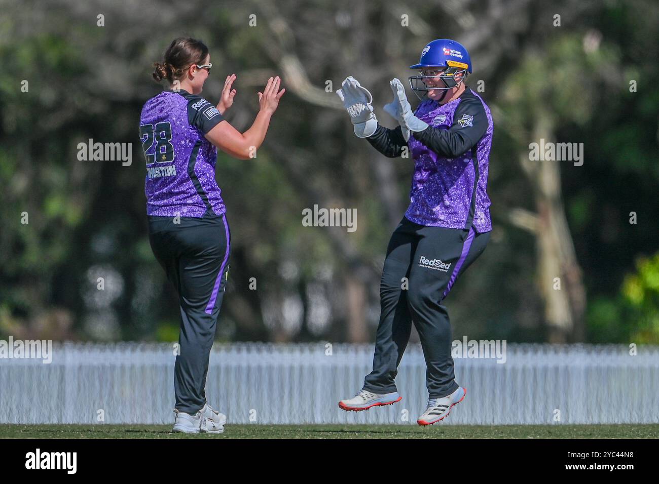 Sydney, Australien. Oktober 2024. Lizelle Lee und Ruth Johnston von Hobart Hurricanes feiern die Wicket von Sianna Ginger aus Brisbane Heat während des T20 Spring Challenge Final Matches zwischen Brisbane Heat und Hobart Hurricanes in Cricket Central. Hobart Hurricanes gewann die erste Ausgabe der T20 Spring Challenge, ein neues inländisches Cricket-Turnier für Frauen im australischen Cricket, indem er Brisbane Heat im letzten Ball des Spiels mit 5 Wickets besiegte. Brisbane Hitze: 133/9, Hobart Hurricanes: 134/5. Quelle: SOPA Images Limited/Alamy Live News Stockfoto