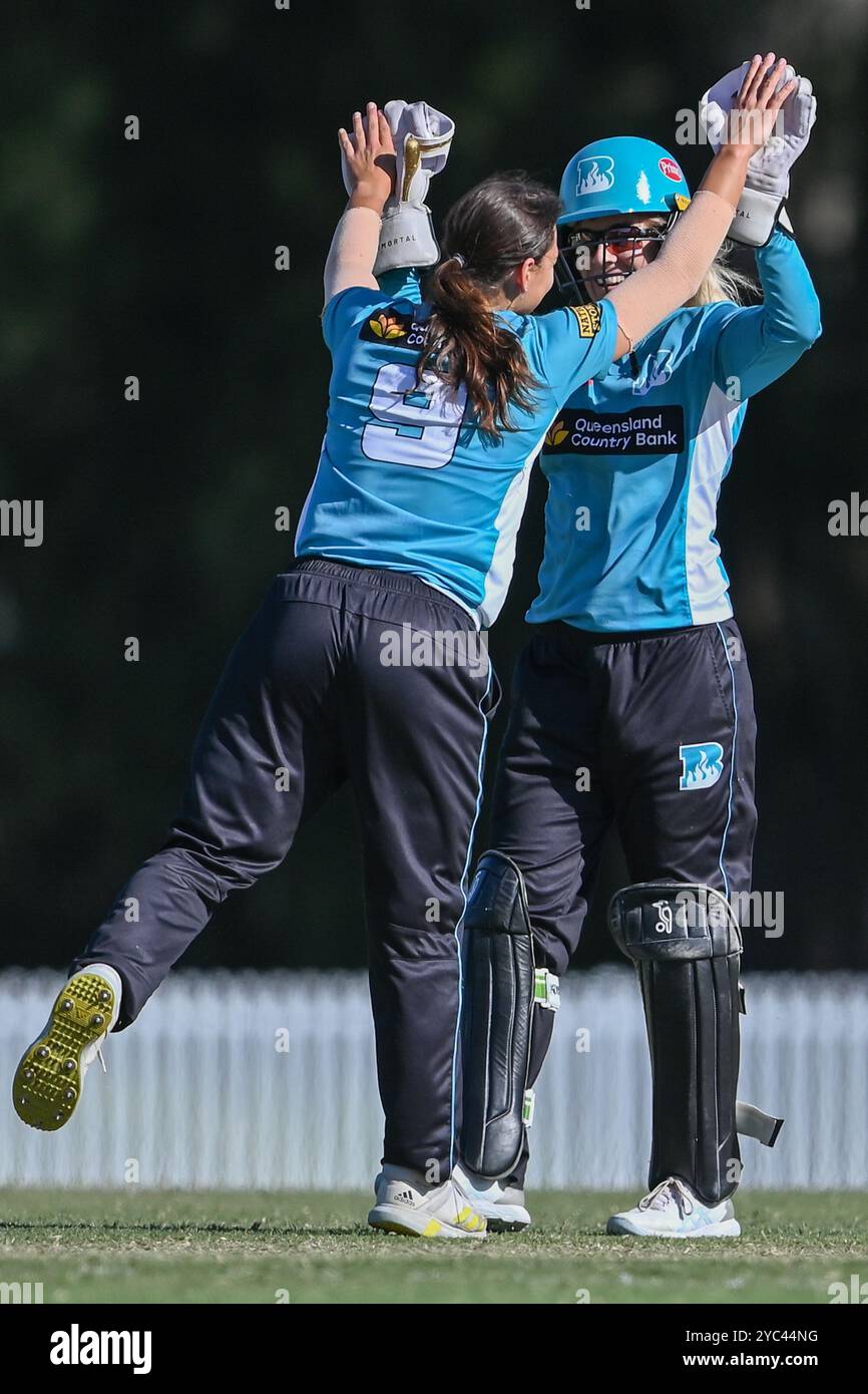Nicola Carey und Georgia Redmayne von Brisbane Heat feiern die Entlassung von Ruby Strange of Hobart Hurricanes, der von Carey während des T20 Spring Challenge Final Matches zwischen Brisbane Heat und Hobart Hurricanes in Cricket Central gefangen und geschlagen wurde. Hobart Hurricanes gewann die erste Ausgabe der T20 Spring Challenge, ein neues inländisches Cricket-Turnier für Frauen im australischen Cricket, indem er Brisbane Heat im letzten Ball des Spiels mit 5 Wickets besiegte. Brisbane Hitze: 133/9, Hobart Hurricanes: 134/5. Stockfoto