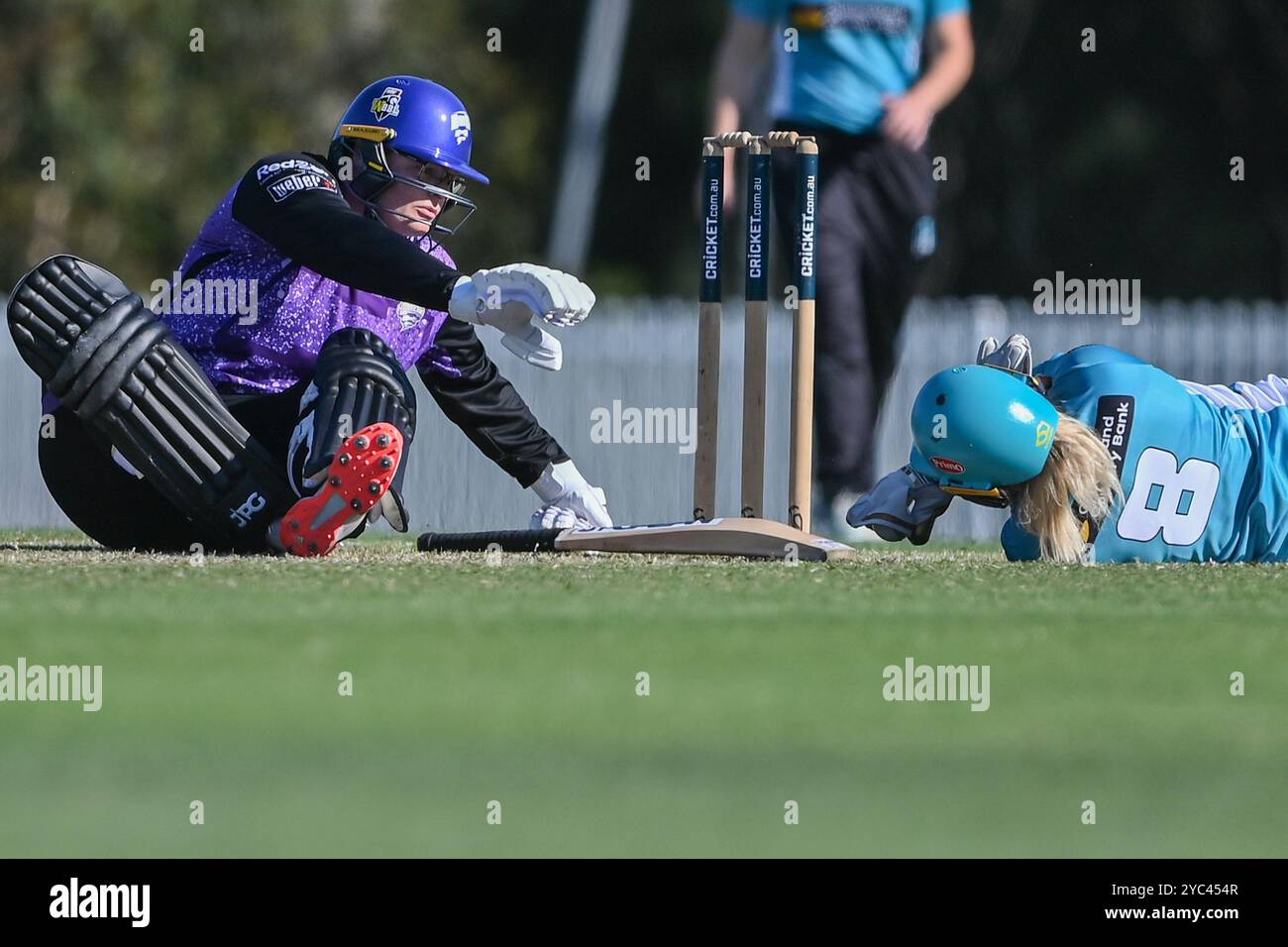 Sydney, Australien. Oktober 2024. Georgia Redmayne von Brisbane Heat und Lizelle Lee von Hobart Hurricanes fallen während des T20 Spring Challenge Final Matches zwischen Brisbane Heat und Hobart Hurricanes in Cricket Central zu Boden. Hobart Hurricanes gewann die erste Ausgabe der T20 Spring Challenge, ein neues inländisches Cricket-Turnier für Frauen im australischen Cricket, indem er Brisbane Heat im letzten Ball des Spiels mit 5 Wickets besiegte. Brisbane Hitze: 133/9, Hobart Hurricanes: 134/5. Quelle: SOPA Images Limited/Alamy Live News Stockfoto