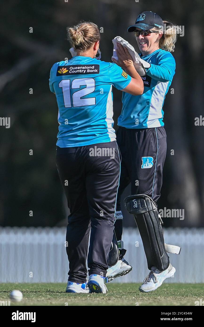 Sydney, Australien. Oktober 2024. Nicola Hancock und Georgia Redmayne von Brisbane Heat feiern die Wicket of Lizelle Lee of Hobart Hurricanes während des T20 Spring Challenge Final Matches zwischen Brisbane Heat und Hobart Hurricanes in Cricket Central. Hobart Hurricanes gewann die erste Ausgabe der T20 Spring Challenge, ein neues inländisches Cricket-Turnier für Frauen im australischen Cricket, indem er Brisbane Heat im letzten Ball des Spiels mit 5 Wickets besiegte. Brisbane Hitze: 133/9, Hobart Hurricanes: 134/5. Quelle: SOPA Images Limited/Alamy Live News Stockfoto