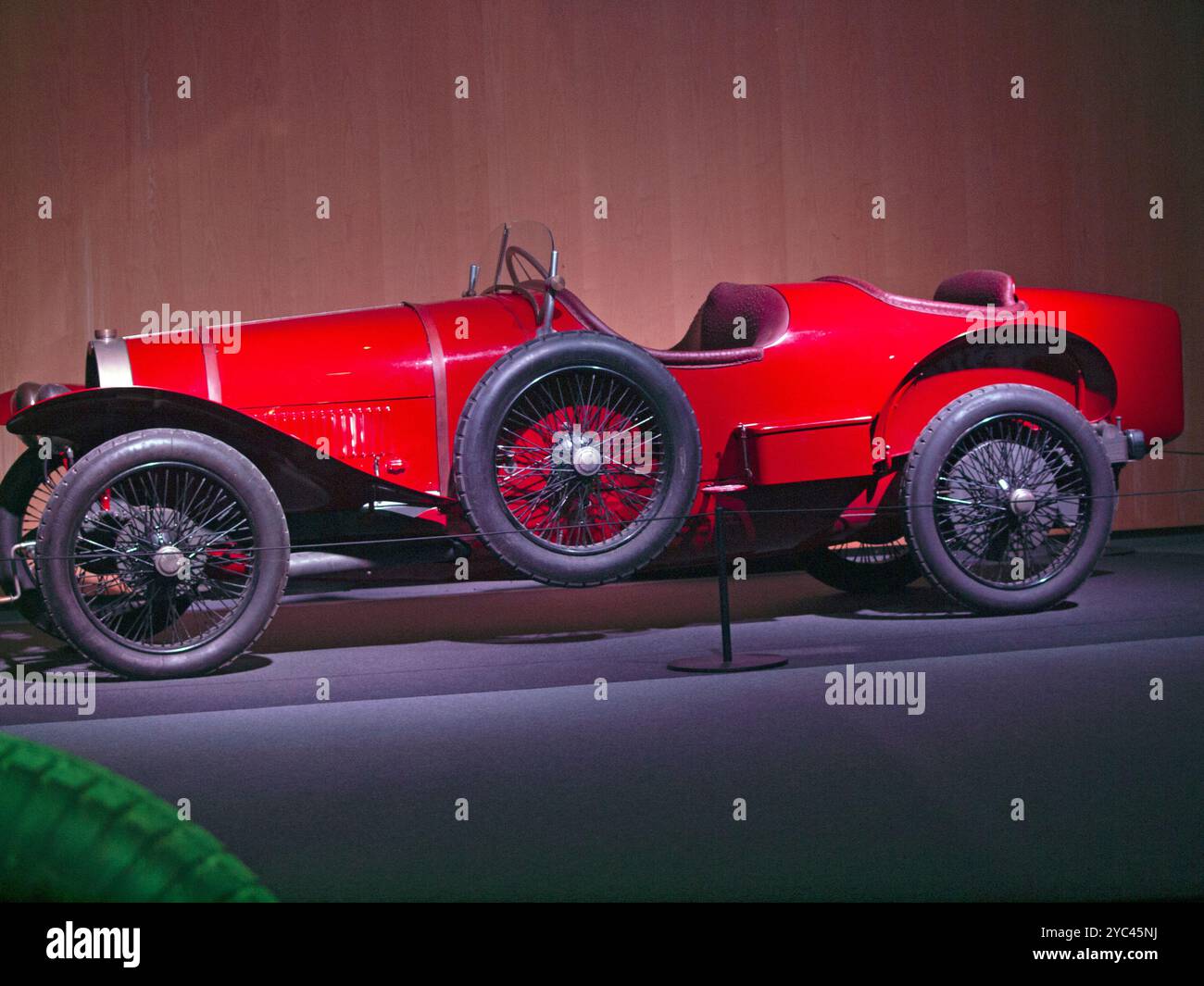 Ein roter Bugatti-Sportwagen auf einer Ausstellung in Frankreich Stockfoto