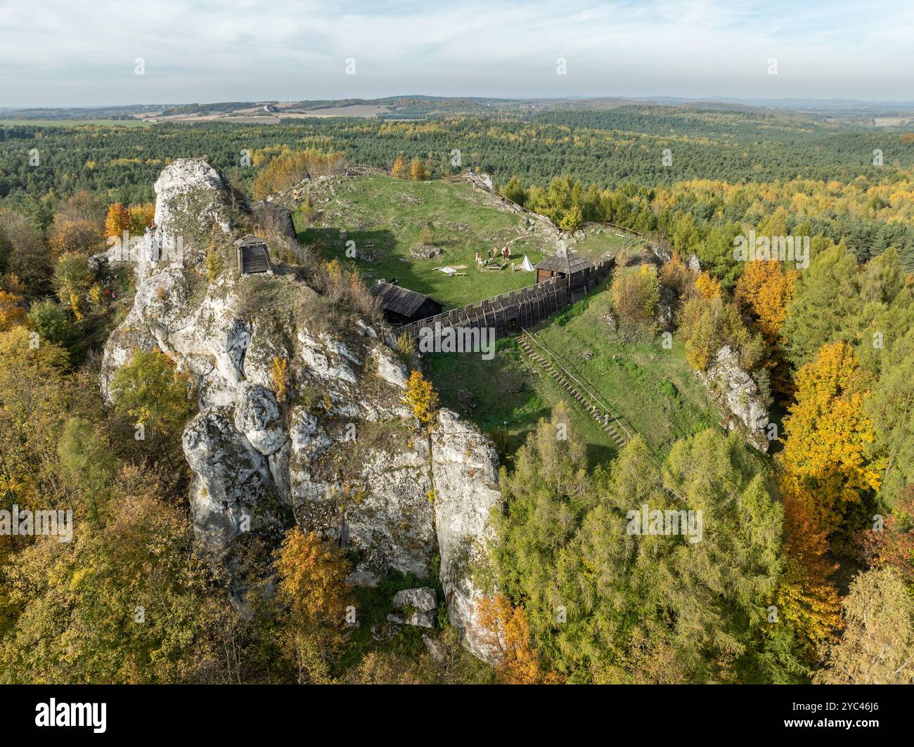 Drohnenansicht der Festung auf Birow Hill. Kalksteinfelshügel im Herbst ...