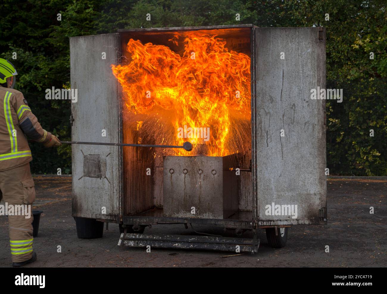 Scottish Fire and Rescue - Demonstration des Chip-Pan-Feuers Stockfoto