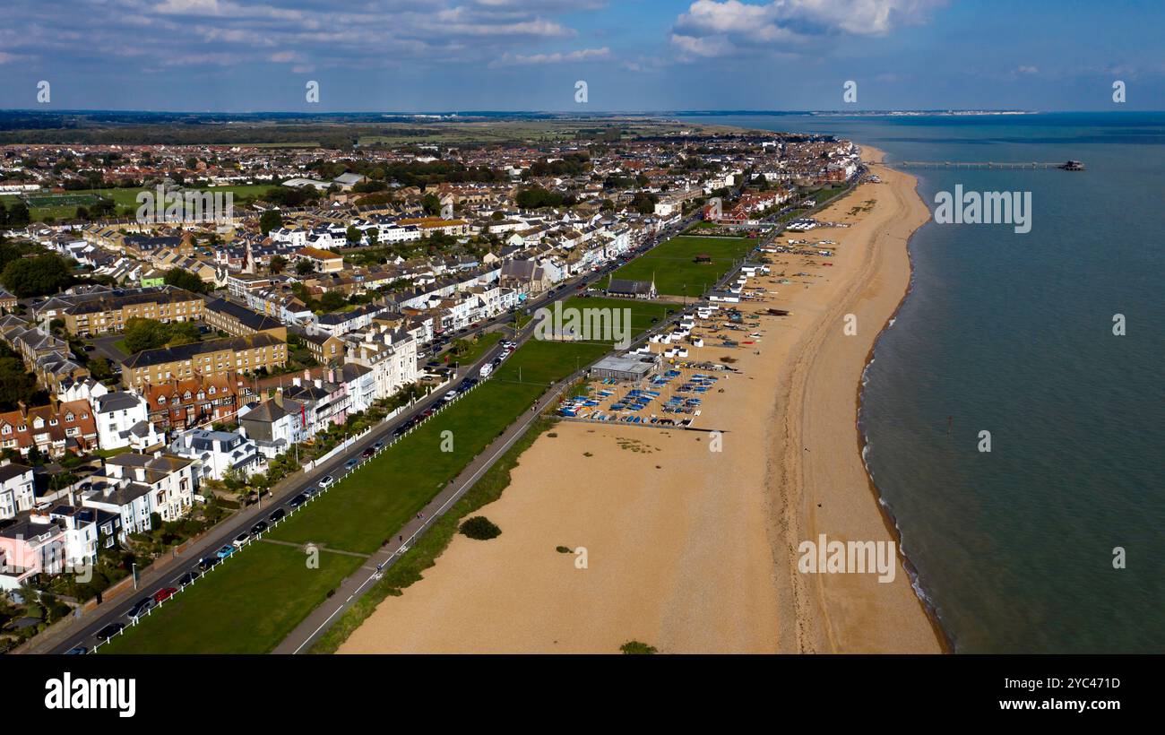 Blick aus der Vogelperspektive auf Walmer Green, Blick auf Downs Sailing Club, Walmer Lifeboat Station und Deal Pier. Stockfoto