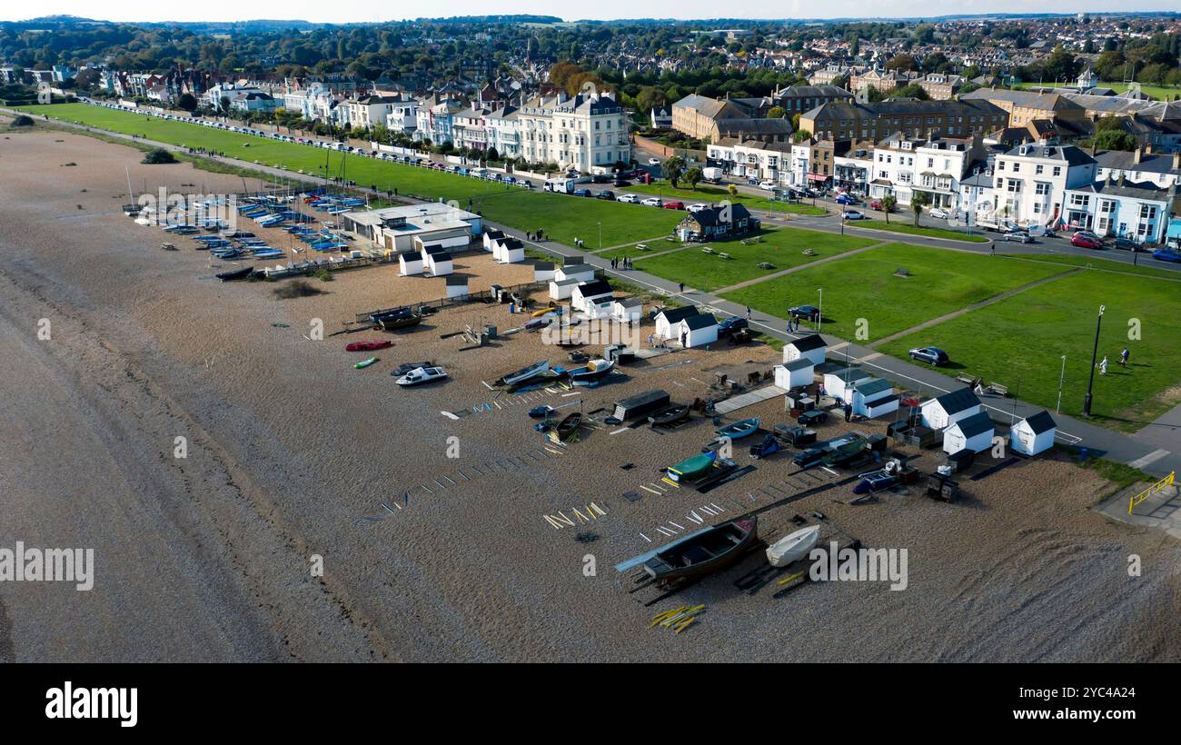 Luftaufnahme mit Downs Sailing Club und Sea Café auf Walmer Green, Walmer, Deal, Kent Stockfoto
