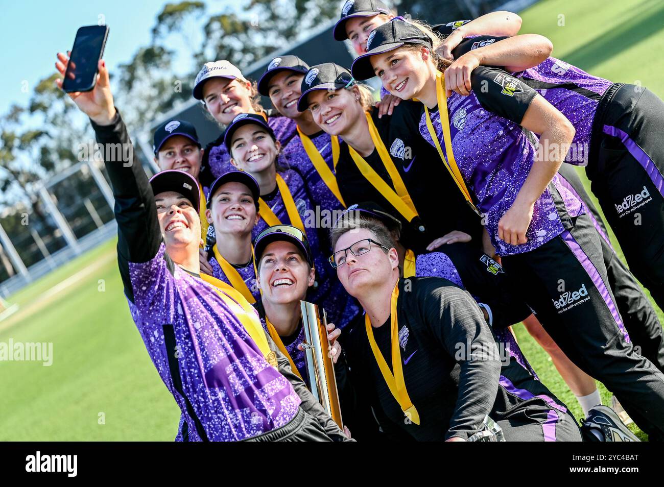 Die Spieler der Hobart Hurricanes posieren mit der Trophäe und machen ein Siegesselfie, um die T20 Spring Challenge 2024 nach dem T20 Spring Challenge Finale zwischen Brisbane Heat und Hobart Hurricanes in Cricket Central zu gewinnen. Hobart Hurricanes gewann die erste Ausgabe der T20 Spring Challenge, ein neues inländisches Cricket-Turnier für Frauen im australischen Cricket, indem er Brisbane Heat im letzten Ball des Spiels mit 5 Wickets besiegte. Brisbane Hitze: 133/9, Hobart Hurricanes: 134/5. (Foto: Ayush Kumar/SOPA Images/SIPA USA) Stockfoto