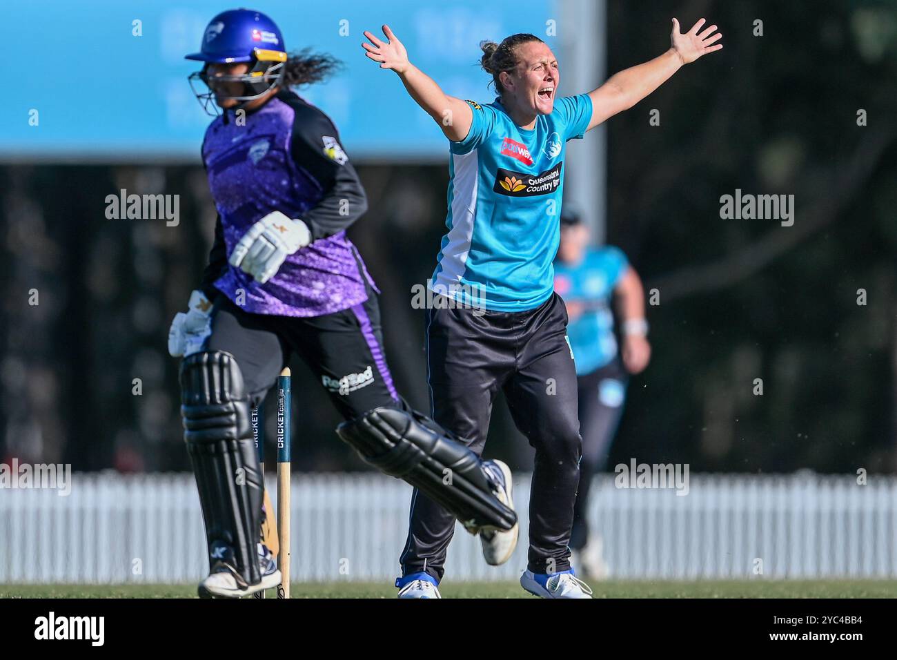 Sydney, Australien. Oktober 2024. Nicola Hancock von Brisbane Heat bittet um einen Auslauf während des T20 Spring Challenge Final Matches zwischen Brisbane Heat und Hobart Hurricanes in Cricket Central. Hobart Hurricanes gewann die erste Ausgabe der T20 Spring Challenge, ein neues inländisches Cricket-Turnier für Frauen im australischen Cricket, indem er Brisbane Heat im letzten Ball des Spiels mit 5 Wickets besiegte. Brisbane Hitze: 133/9, Hobart Hurricanes: 134/5. (Foto: Ayush Kumar/SOPA Images/SIPA USA) Credit: SIPA USA/Alamy Live News Stockfoto