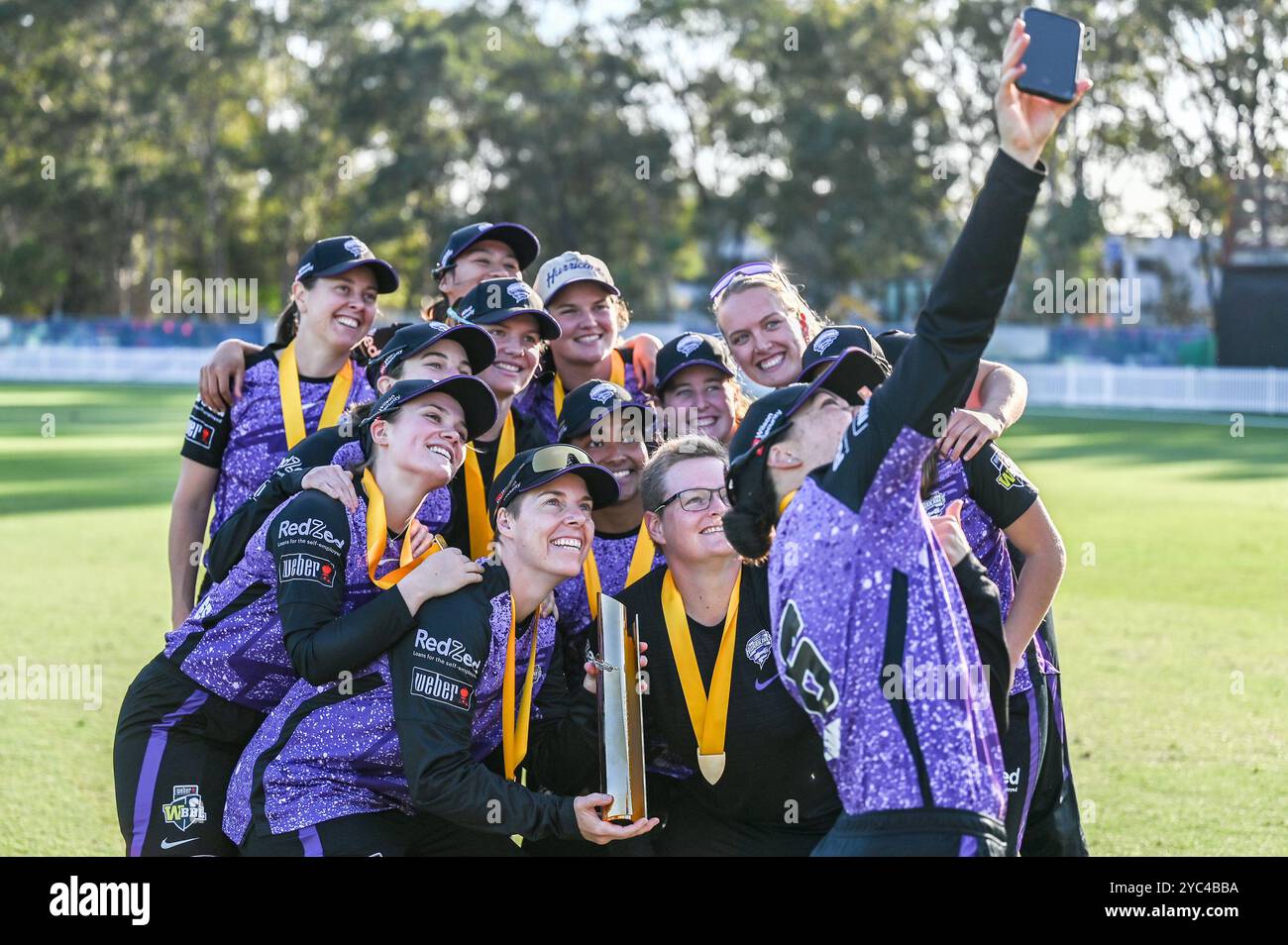 Die Spieler der Hobart Hurricanes posieren mit der Trophäe und machen ein Siegesselfie, um die T20 Spring Challenge 2024 nach dem T20 Spring Challenge Finale zwischen Brisbane Heat und Hobart Hurricanes in Cricket Central zu gewinnen. Hobart Hurricanes gewann die erste Ausgabe der T20 Spring Challenge, ein neues inländisches Cricket-Turnier für Frauen im australischen Cricket, indem er Brisbane Heat im letzten Ball des Spiels mit 5 Wickets besiegte. Brisbane Hitze: 133/9, Hobart Hurricanes: 134/5. (Foto: Ayush Kumar/SOPA Images/SIPA USA) Stockfoto