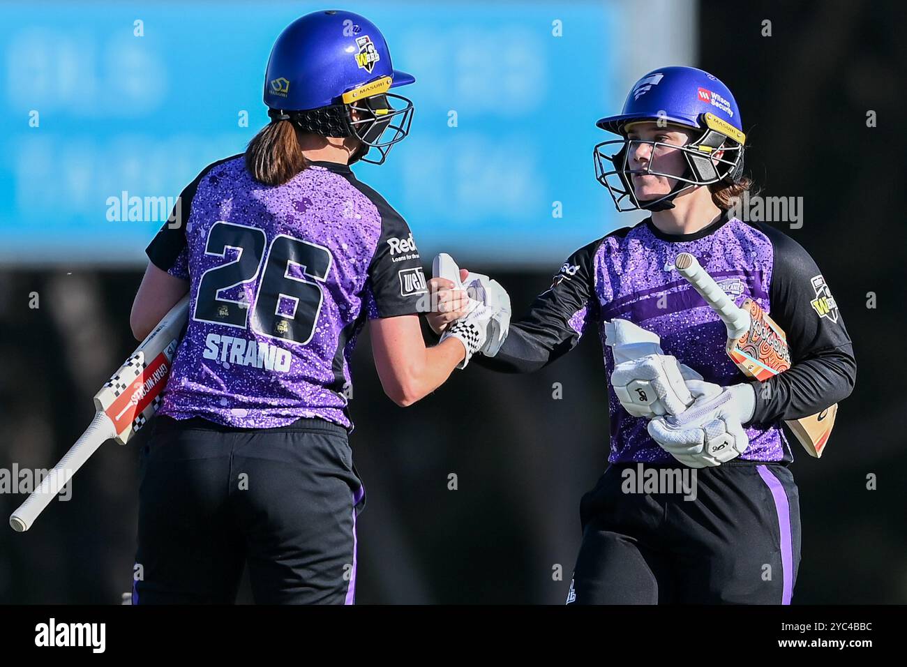 Molly Strano und Emma Manix-Geeves von Hobart Hurricanes feiern, nachdem sie im Finale des T20 Spring Challenge Final zwischen Brisbane Heat und Hobart Hurricanes in Cricket Central die Siegerläufe im letzten Ball des Spiels erzielt haben. Hobart Hurricanes gewann die erste Ausgabe der T20 Spring Challenge, ein neues inländisches Cricket-Turnier für Frauen im australischen Cricket, indem er Brisbane Heat im letzten Ball des Spiels mit 5 Wickets besiegte. Brisbane Hitze: 133/9, Hobart Hurricanes: 134/5. (Foto: Ayush Kumar/SOPA Images/SIPA USA) Stockfoto