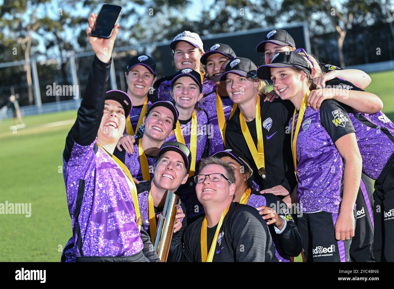 Die Spieler der Hobart Hurricanes posieren mit der Trophäe und machen ein Siegesselfie, um die T20 Spring Challenge 2024 nach dem T20 Spring Challenge Finale zwischen Brisbane Heat und Hobart Hurricanes in Cricket Central zu gewinnen. Hobart Hurricanes gewann die erste Ausgabe der T20 Spring Challenge, ein neues inländisches Cricket-Turnier für Frauen im australischen Cricket, indem er Brisbane Heat im letzten Ball des Spiels mit 5 Wickets besiegte. Brisbane Hitze: 133/9, Hobart Hurricanes: 134/5. (Foto: Ayush Kumar/SOPA Images/SIPA USA) Stockfoto