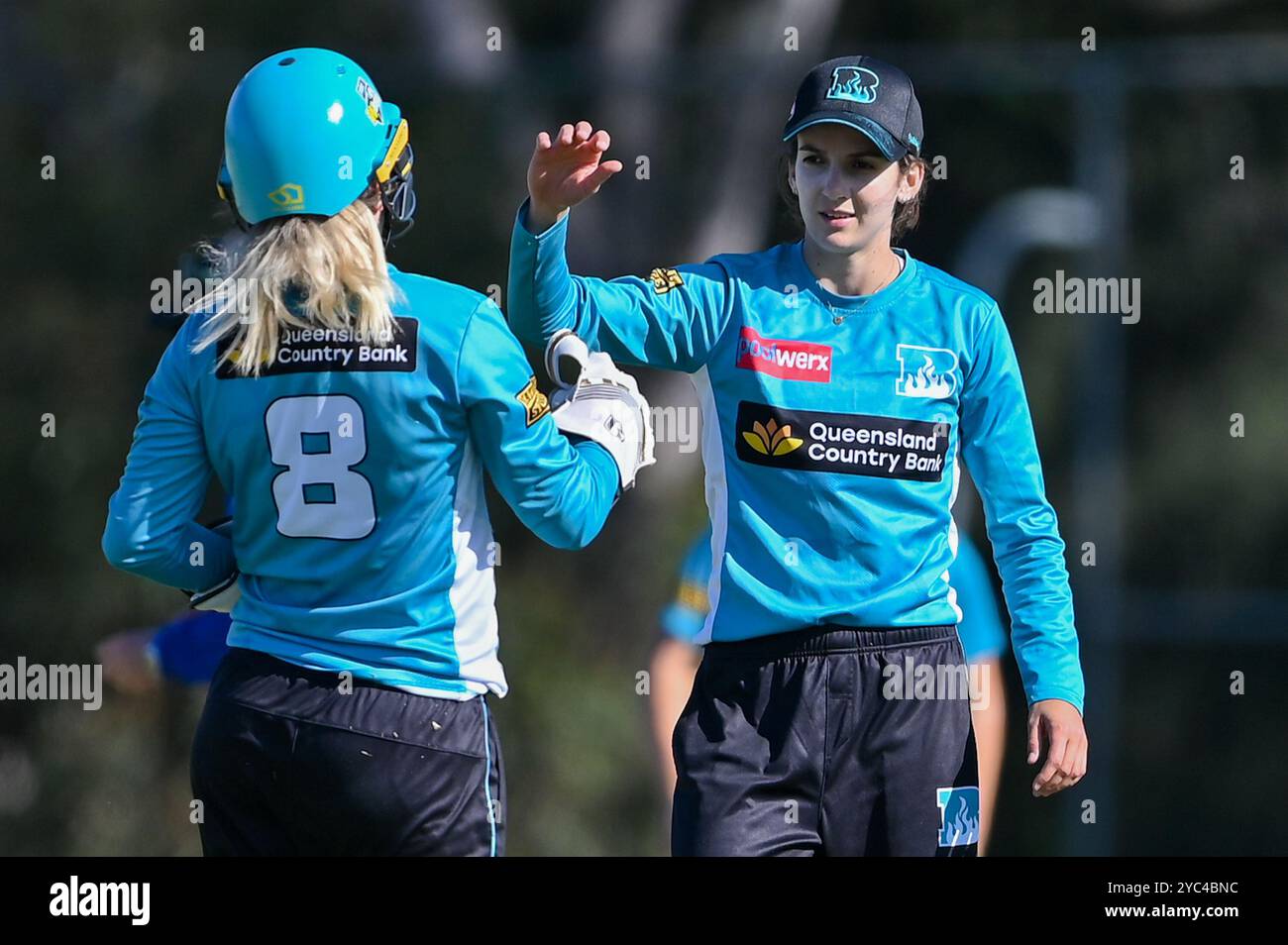 Georgia Redmayne und Charli Knott von Brisbane Heat feiern die Entlassung von Ruth Johnston, die während des T20 Spring Challenge Final Matches zwischen Brisbane Heat und Hobart Hurricanes in Cricket Central von Redmayne verdrängt wurde. Hobart Hurricanes gewann die erste Ausgabe der T20 Spring Challenge, ein neues inländisches Cricket-Turnier für Frauen im australischen Cricket, indem er Brisbane Heat im letzten Ball des Spiels mit 5 Wickets besiegte. Brisbane Hitze: 133/9, Hobart Hurricanes: 134/5. (Foto: Ayush Kumar/SOPA Images/SIPA USA) Stockfoto
