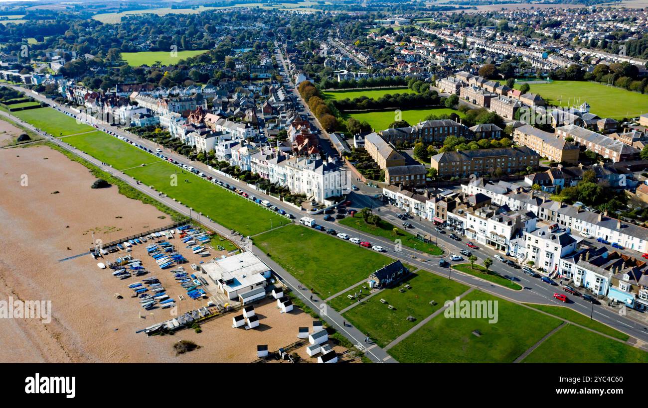 Luftaufnahme mit Downs Sailing Club und Sea Café auf Walmer Green, Walmer, Deal, Kent Stockfoto