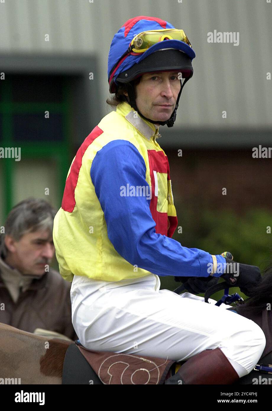 Amateur-Jockey Gary Gibson und John Lennon sehen aus wie eine Art; fahren Fancy A Fortune auf der Dunstall Racecourse Stockfoto