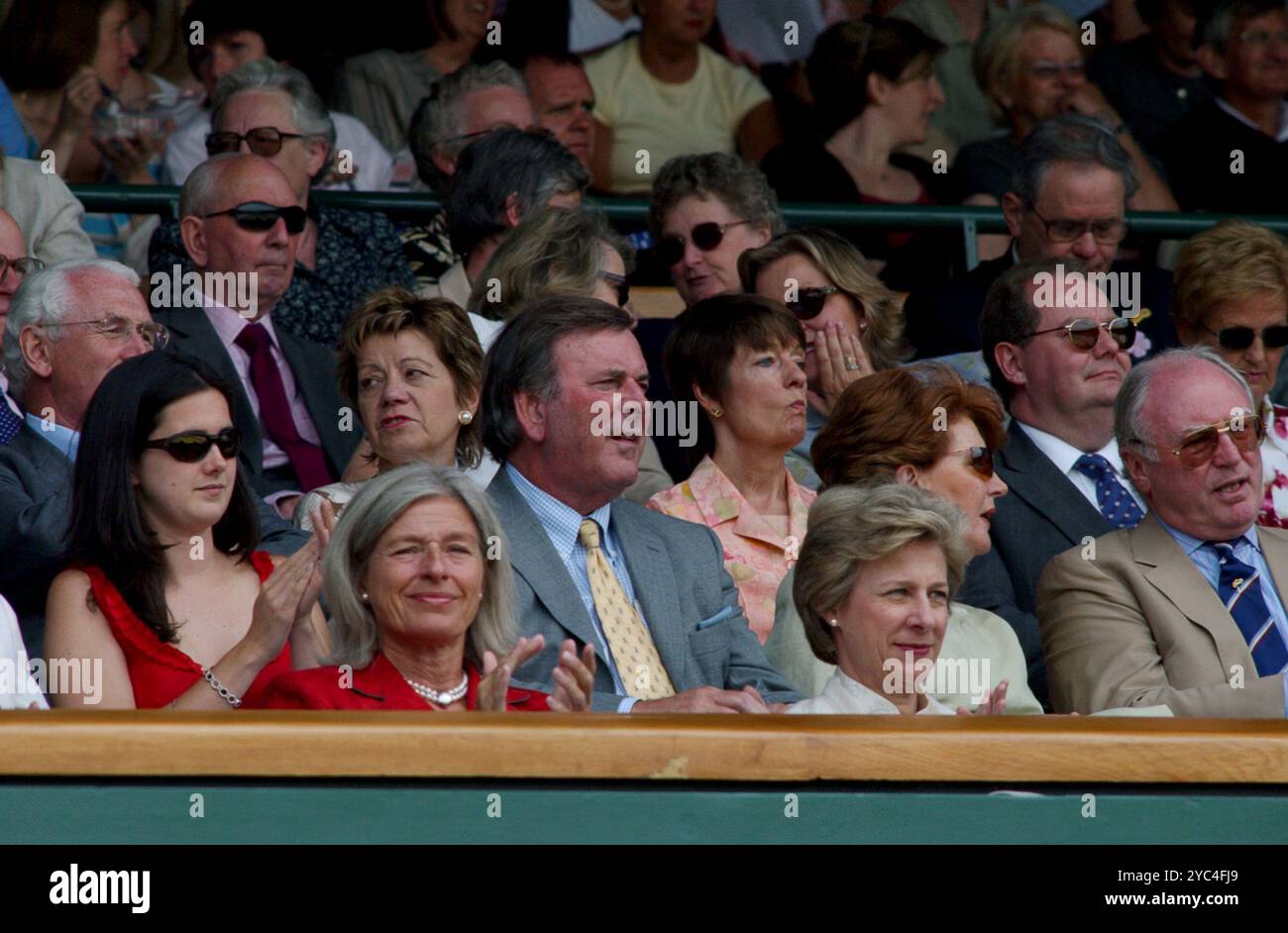 Der Fernseh- und Radiomoderator Terry Wogan und seine Frau Helen sehen Tennis in der königlichen Box im Wimbledon 2002 Stockfoto