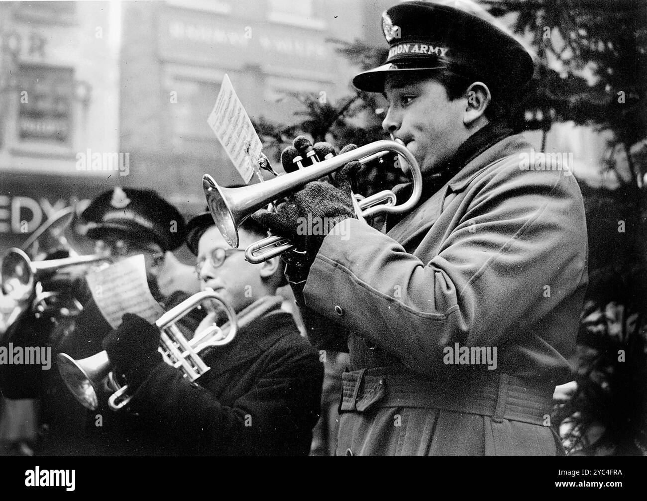 Die Band der Salvation Army spielte 1953 Weihnachtslieder im Stadtzentrum von Dudley Stockfoto