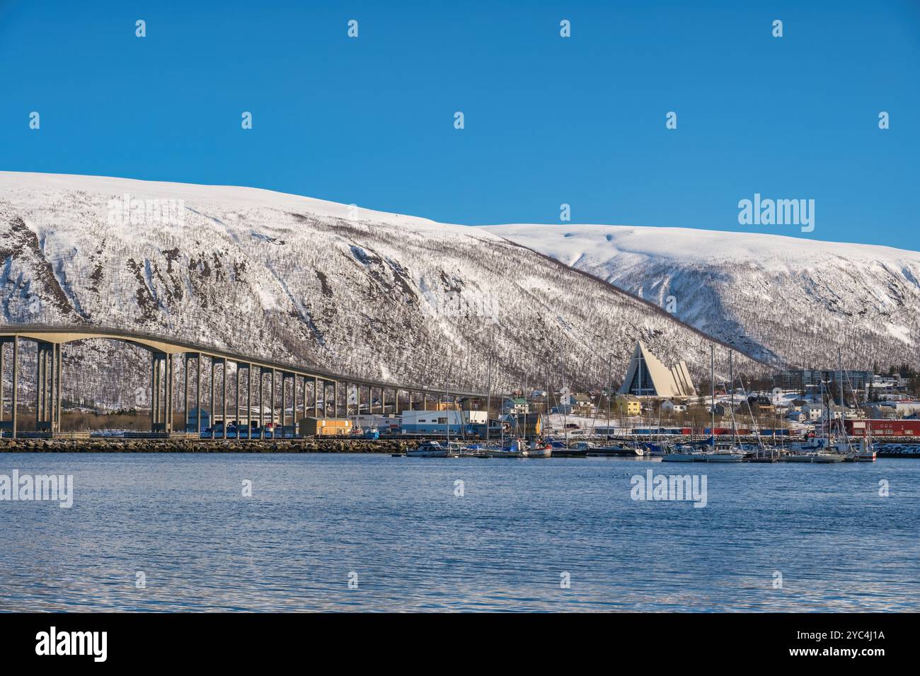 Tromso Norwegen Skyline am Hafen mit Arktis Kathedrale Stockfoto