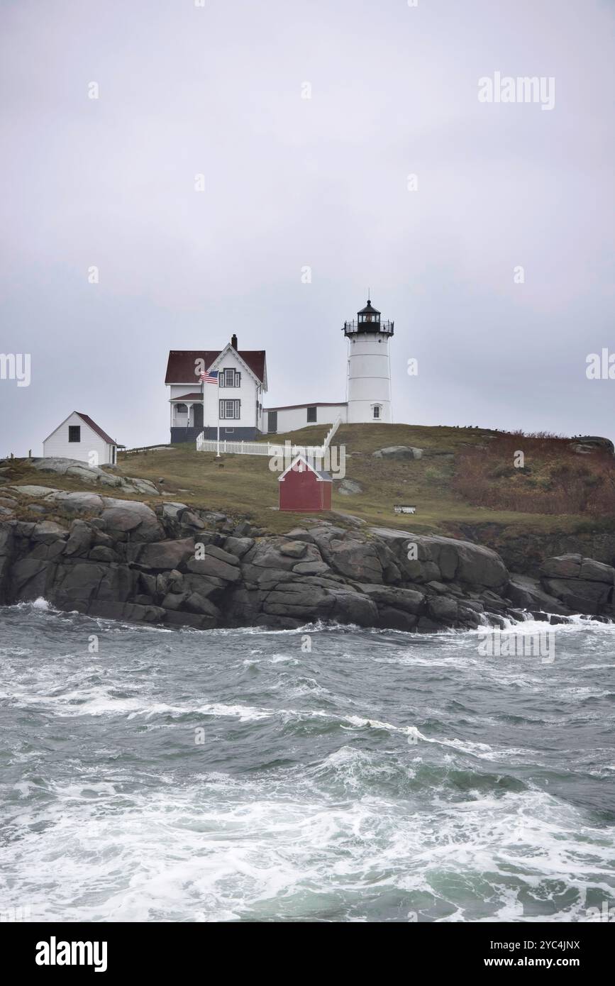 nubble Leuchtturm am cape neddick an der Küste von maine usa bei starkem Regen Stockfoto