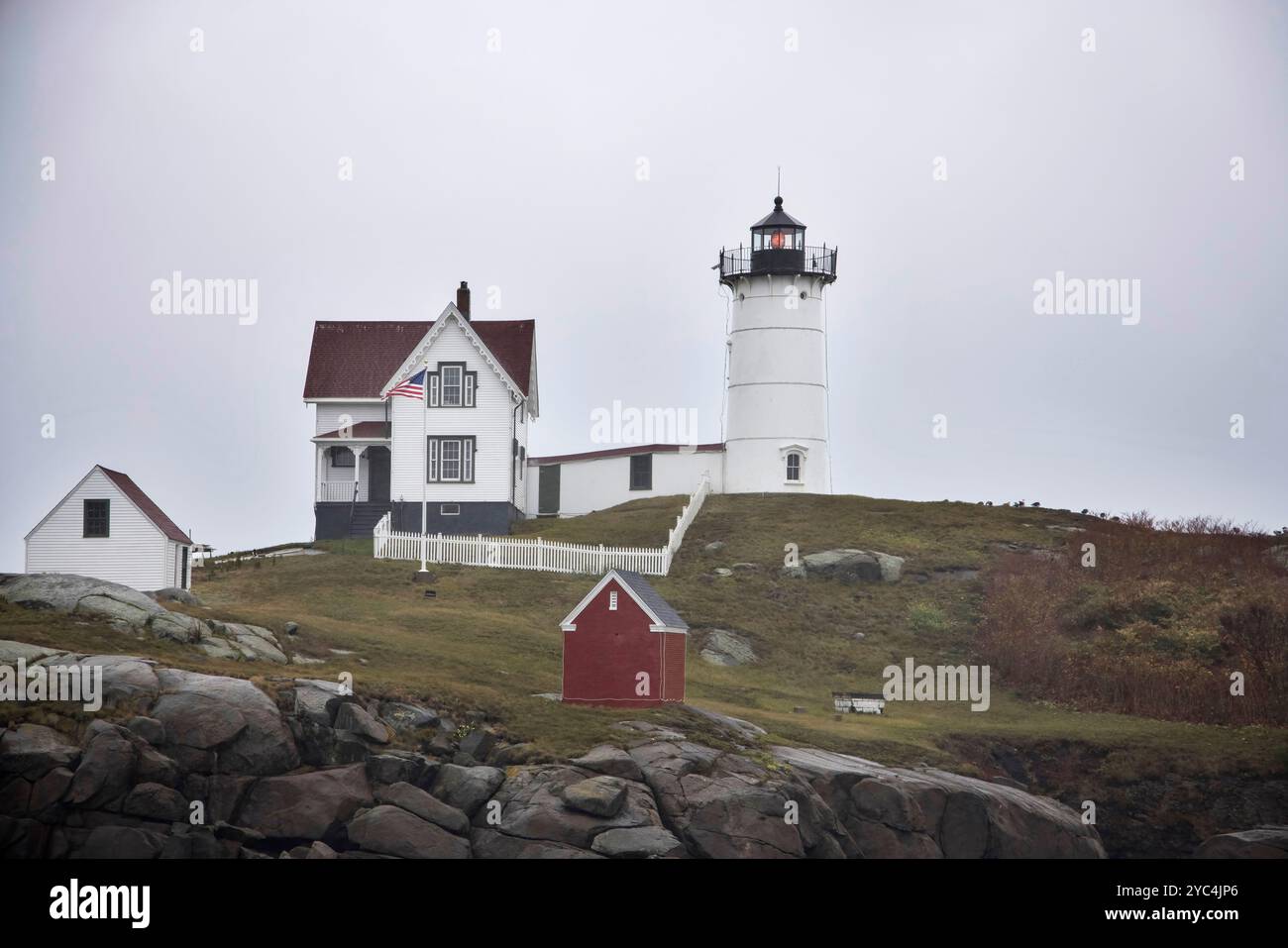 nubble Leuchtturm am cape neddick an der Küste von maine usa bei starkem Regen Stockfoto